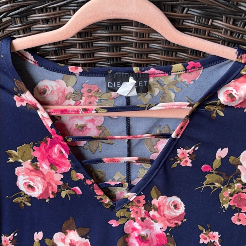Discreet Floral Top 1X - Picture 3 of 9